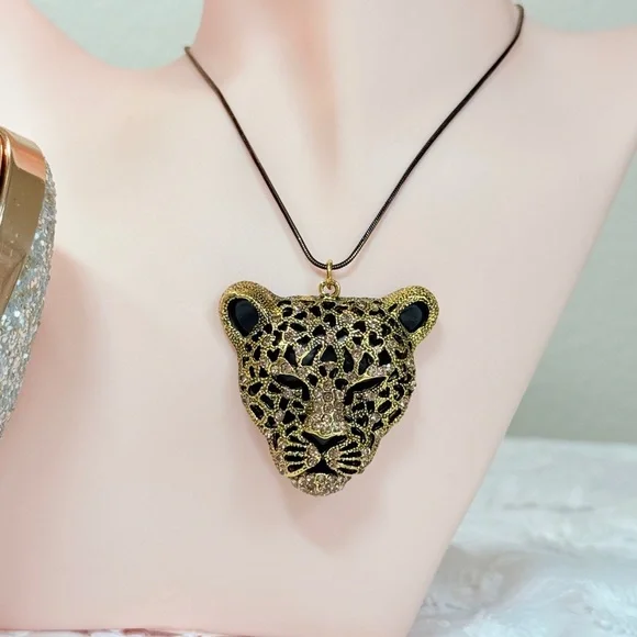 ⚜️ Elegant Gold and Black Leopard Pendant Necklace - Picture 5 of 5